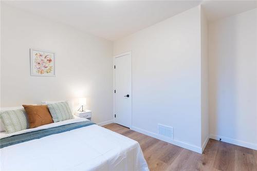 221 Roberta Avenue, Winnipeg, MB - Indoor Photo Showing Bedroom