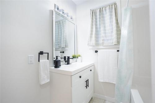 221 Roberta Avenue, Winnipeg, MB - Indoor Photo Showing Bathroom