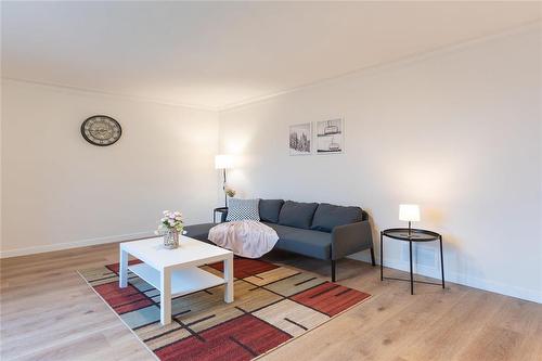 221 Roberta Avenue, Winnipeg, MB - Indoor Photo Showing Living Room