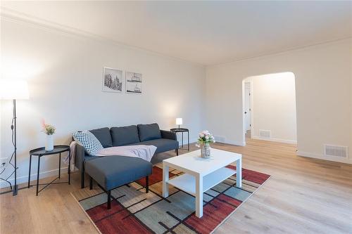 221 Roberta Avenue, Winnipeg, MB - Indoor Photo Showing Living Room