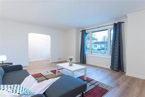 221 Roberta Avenue, Winnipeg, MB - Indoor Photo Showing Living Room