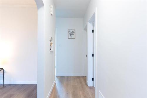221 Roberta Avenue, Winnipeg, MB - Indoor Photo Showing Other Room