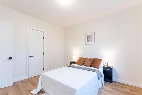 221 Roberta Avenue, Winnipeg, MB - Indoor Photo Showing Bedroom