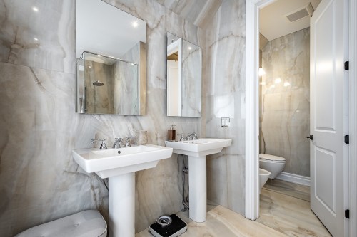 Master Bathroom - 5763 Ch. Jubilee, Côte-Saint-Luc, QC - Indoor Photo Showing Bathroom