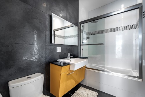 Bathroom - 5763 Ch. Jubilee, Côte-Saint-Luc, QC - Indoor Photo Showing Bathroom
