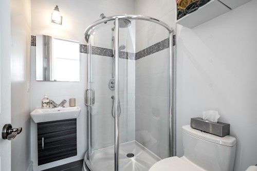 Bathroom - 5763 Ch. Jubilee, Côte-Saint-Luc, QC - Indoor Photo Showing Bathroom