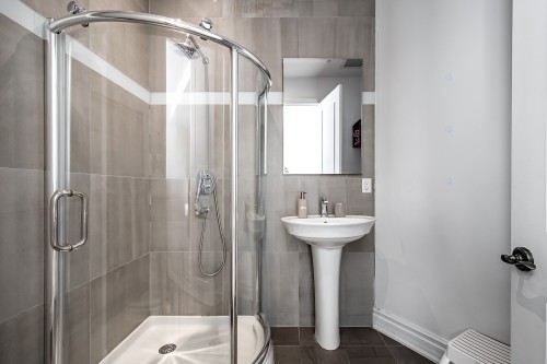 Bathroom - 5763 Ch. Jubilee, Côte-Saint-Luc, QC - Indoor Photo Showing Bathroom