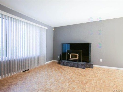 Salon - 91 Rue Radisson, Pincourt, QC - Indoor Photo Showing Living Room With Fireplace