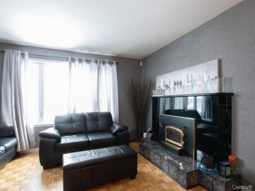 Salon - 91 Rue Radisson, Pincourt, QC - Indoor Photo Showing Living Room With Fireplace