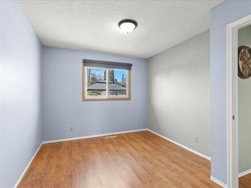 40 East Lake Dr, Winnipeg, MB 