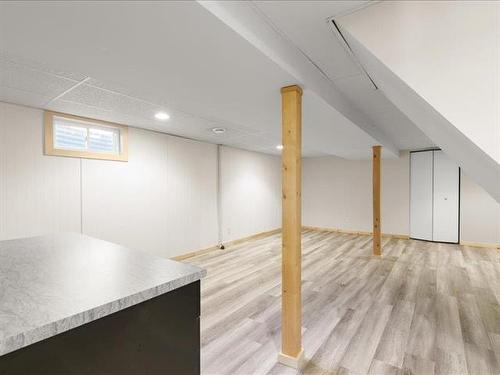 40 East Lake Dr, Winnipeg, MB 