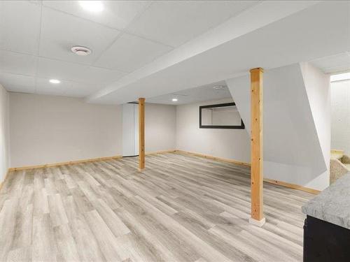 40 East Lake Dr, Winnipeg, MB 