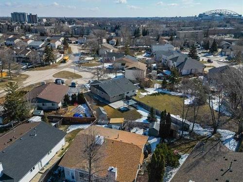 40 East Lake Dr, Winnipeg, MB 