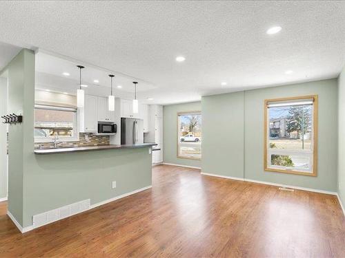 40 East Lake Dr, Winnipeg, MB 