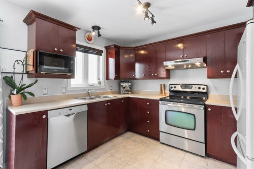 Cuisine - 2 Rue Des Jacinthes, Salaberry-De-Valleyfield, QC - Indoor Photo Showing Kitchen With Double Sink