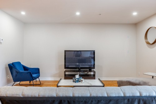 Living Room - 105-1465 Boul. Le Corbusier, Laval (Laval-Des-Rapides), QC - Indoor