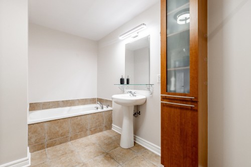 Bathroom - 105-1465 Boul. Le Corbusier, Laval (Laval-Des-Rapides), QC - Indoor Photo Showing Bathroom