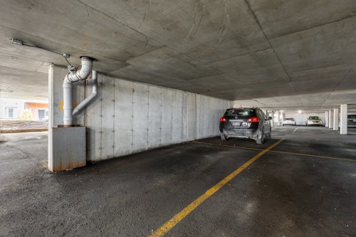 Parking - 105-1465 Boul. Le Corbusier, Laval (Laval-Des-Rapides), QC - Indoor Photo Showing Garage