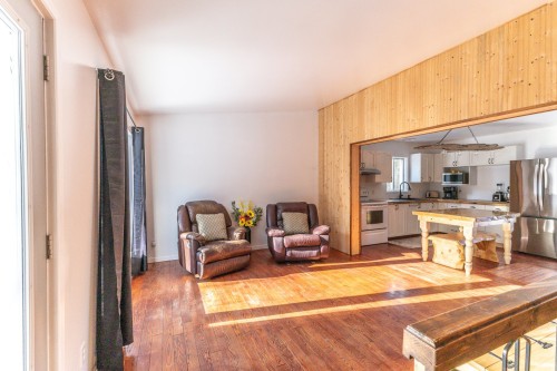 Salon - 4720 Ch. Brassard, Saint-Zénon, QC - Indoor