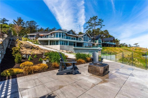 4585 Leyns Rd, Saanich, BC 