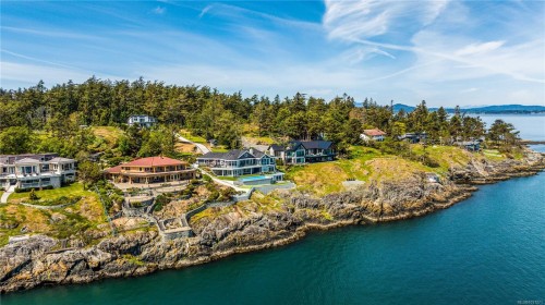 4585 Leyns Rd, Saanich, BC 