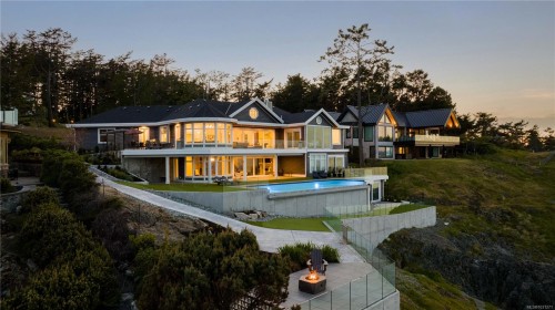 4585 Leyns Rd, Saanich, BC 