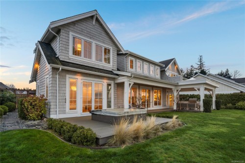 891 Bluffs Dr, Qualicum Beach, BC 