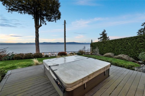 891 Bluffs Dr, Qualicum Beach, BC 