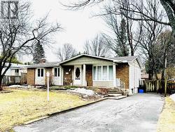 320 JUSTIN STREET North Bay (College Heights), ON P1B 5J9
