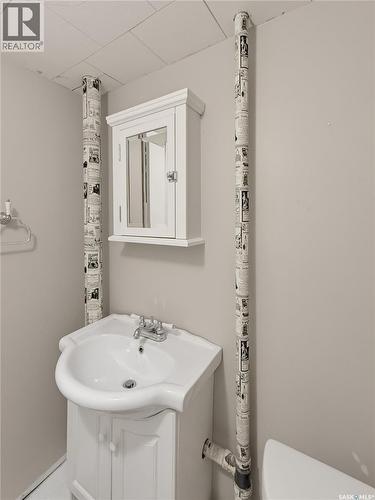 525 6Th Avenue Nw, Swift Current, SK - Indoor Photo Showing Bathroom