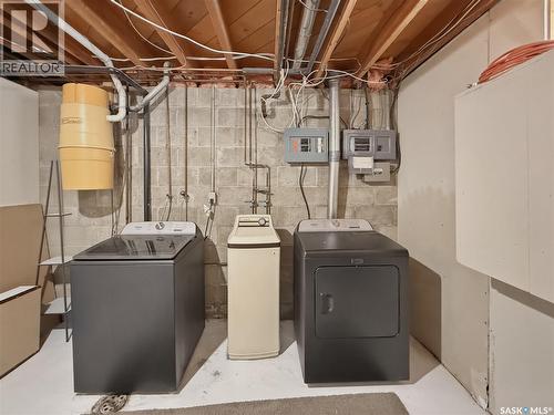 525 6Th Avenue Nw, Swift Current, SK - Indoor Photo Showing Laundry Room