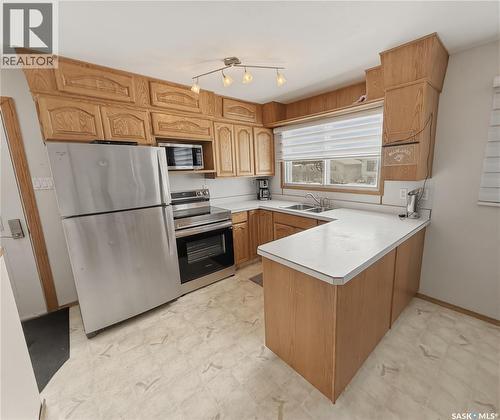 525 6Th Avenue Nw, Swift Current, SK - Indoor Photo Showing Kitchen With Stainless Steel Kitchen With Double Sink