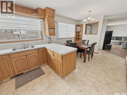 525 6Th Avenue Nw, Swift Current, SK - Indoor Photo Showing Kitchen With Double Sink