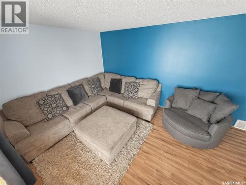 525 6Th Avenue Nw, Swift Current, SK - Indoor Photo Showing Living Room