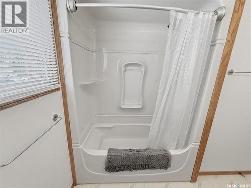 525 6Th Avenue Nw, Swift Current, SK - Indoor Photo Showing Bathroom