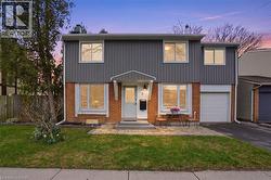 8 CHUDLEIGH Street  Waterdown, ON L9H 7E4