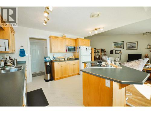 10 11 Eagle Crescent, Williams Lake, BC - Indoor Photo Showing Kitchen With Double Sink