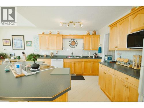 10 11 Eagle Crescent, Williams Lake, BC - Indoor Photo Showing Kitchen With Double Sink