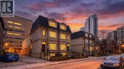 6 LUSCOMBE LANE Toronto, ON M4Y 3B5