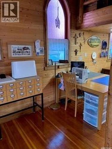 222 1St Avenue, Glaslyn, SK - Indoor