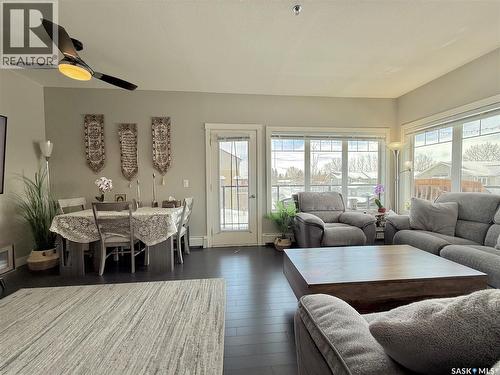 202 702 Hart Road, Saskatoon, SK - Indoor Photo Showing Living Room