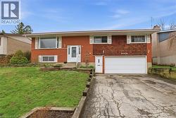 94 COLEBROOK Court  Kitchener, ON N2E 1Y8