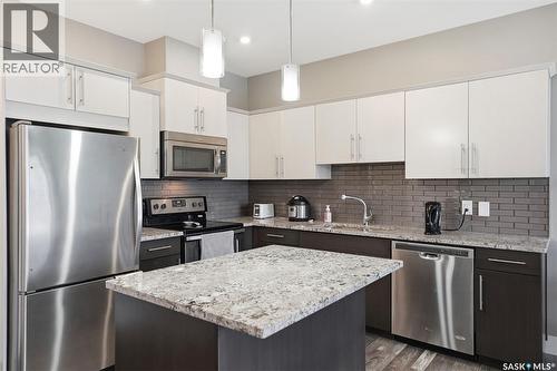 202 415 Maningas Bend, Saskatoon, SK - Indoor Photo Showing Kitchen With Stainless Steel Kitchen With Upgraded Kitchen
