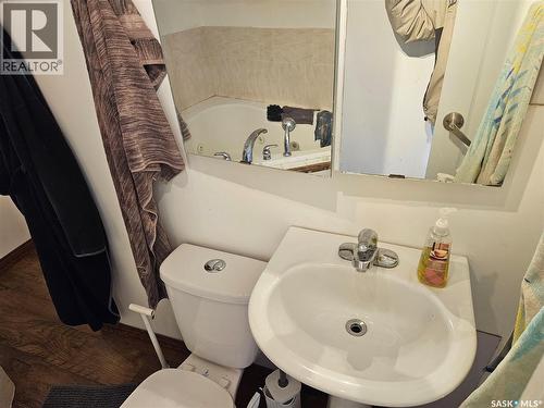 370 Arthur Street, Regina, SK - Indoor Photo Showing Bathroom