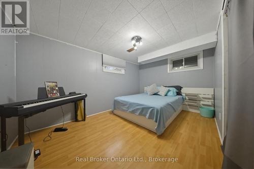11 Burtch Road, Brant (Brantford Twp), ON - Indoor Photo Showing Bedroom