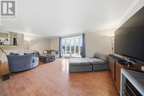 11 Burtch Road, Brant (Brantford Twp), ON - Indoor Photo Showing Living Room