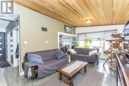 7648 Redstone Road, Mississauga, ON - Indoor Photo Showing Living Room