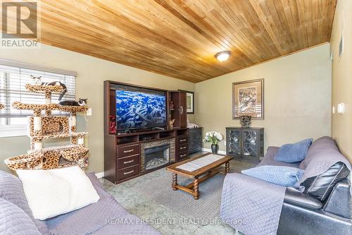 7648 Redstone Road, Mississauga, ON - Indoor Photo Showing Living Room