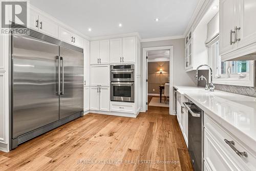 2446 Hammond Road, Mississauga, ON - Indoor Photo Showing Kitchen With Upgraded Kitchen