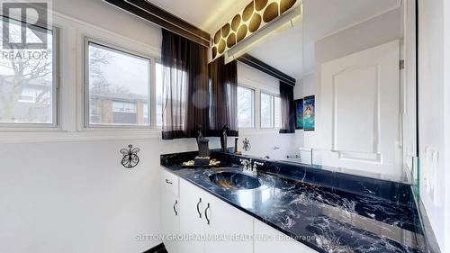 4 Dove Hawk Way, Toronto, ON - Indoor Photo Showing Kitchen
